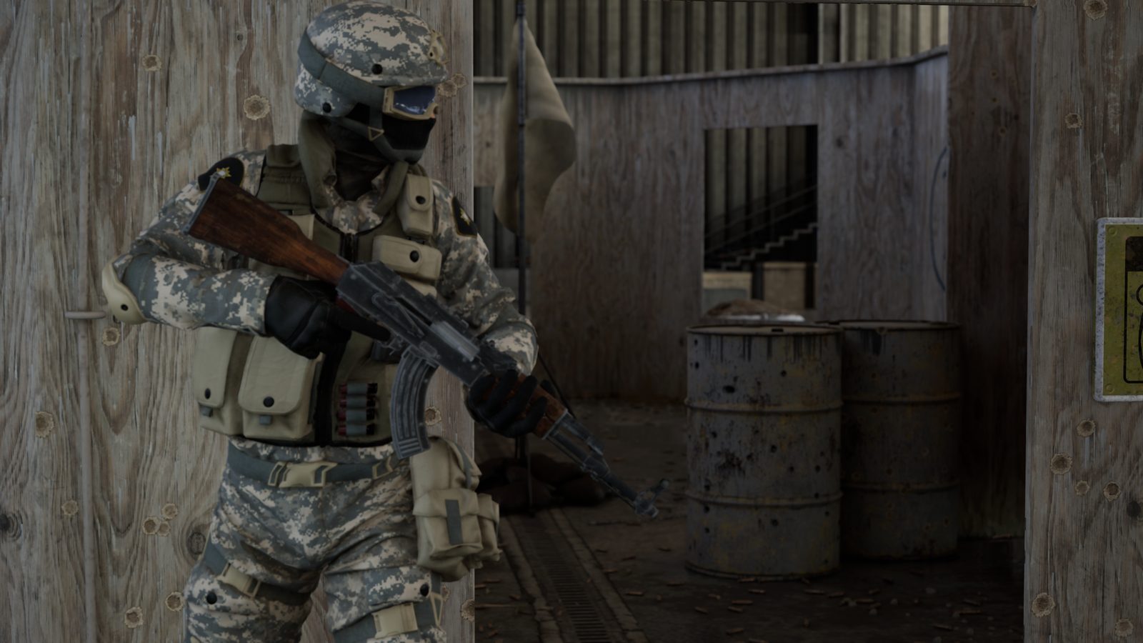 Tactics: Soldat in ACU-Tarnung mit Gewehr in einem Holzgang