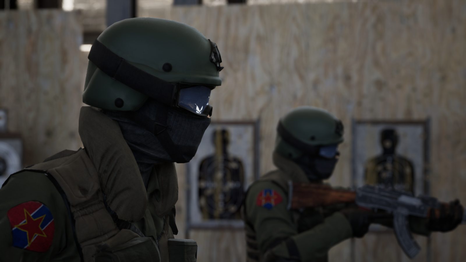 Tactics: Team mit Helm und Schutzbrille am Schießstand